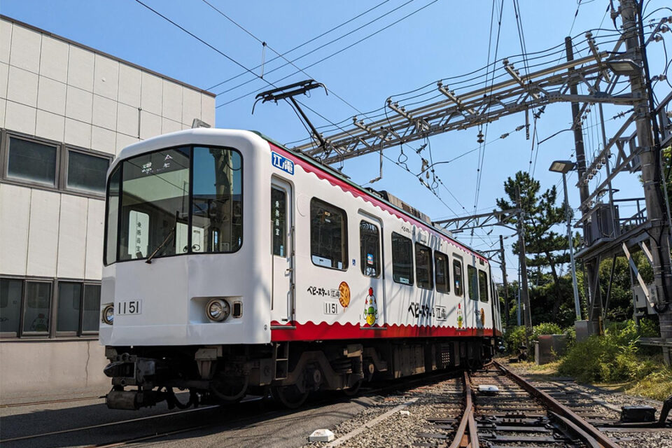 江ノ電とベビースターのコラボラッピング車両