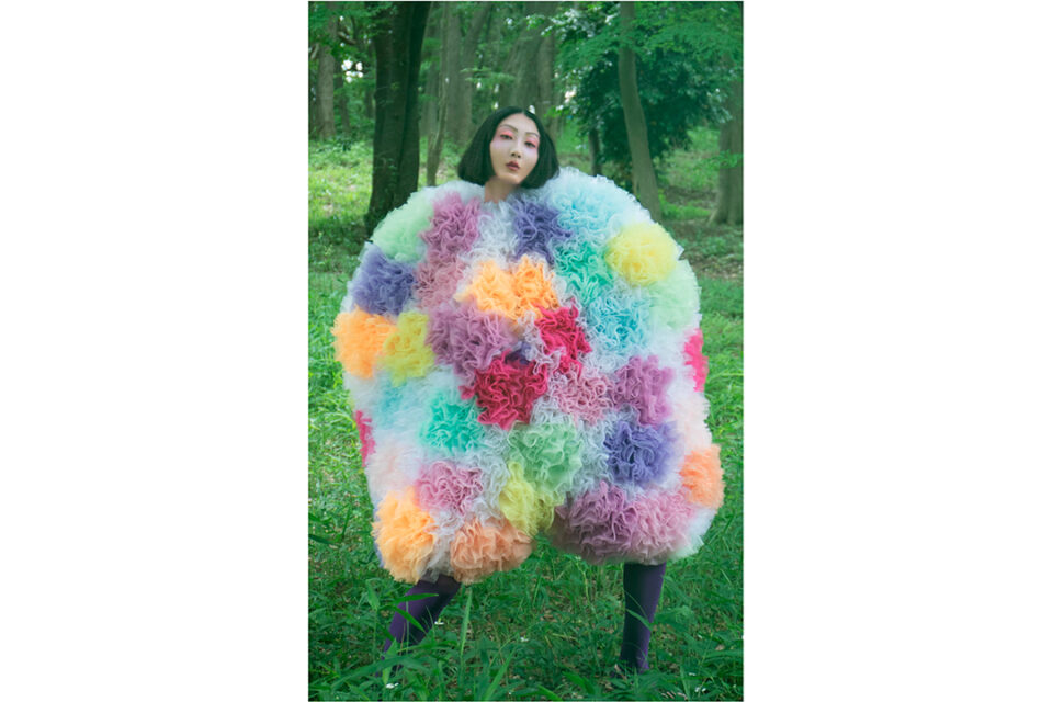 小泉智貴《Multicolored Ruffle Cape》2020年 作家蔵